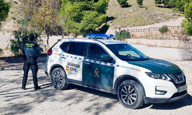 Un vehículo policial en la zona del suceso