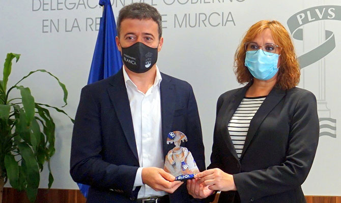 El Alcalde de Blanca recogiendo este galardón