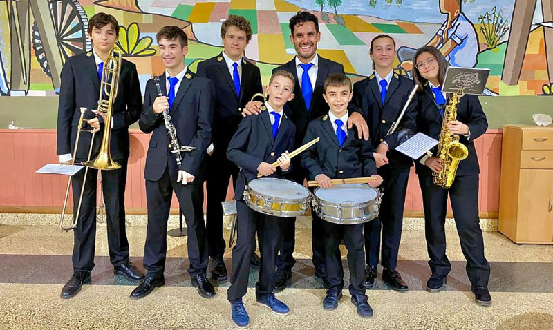 Los nuevos músicos junto al director de la banda