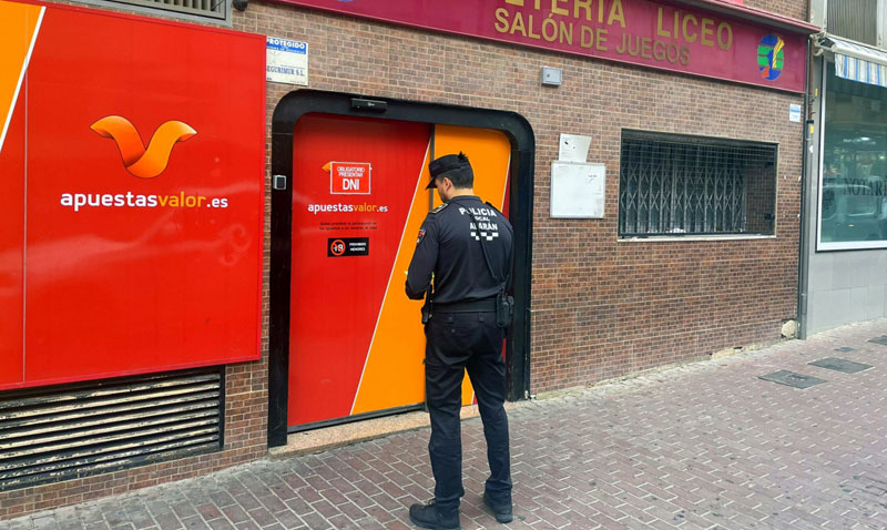Un agente de la Pl de Abarán a las puertas del local