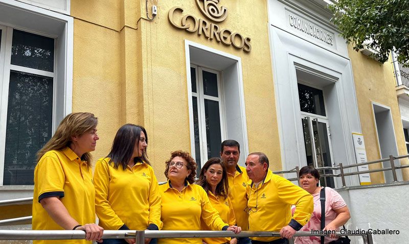 Empleados de Correos ante la Oficina de Cieza