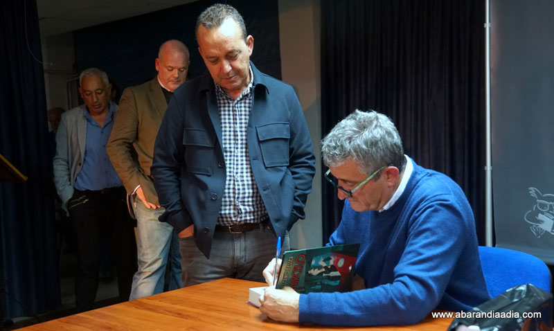 El autor durante la firma de libros