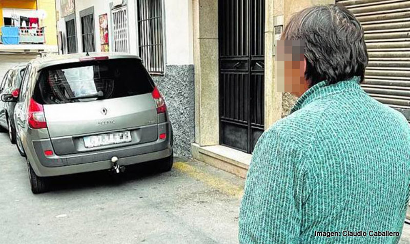 Una vecina junto al portal donde vivía el detenido