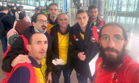 La expedición española en la terminal de vuelo