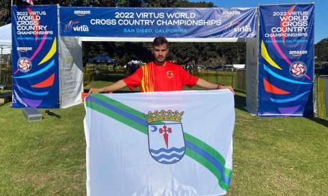Raúl con la bandera de Abarán