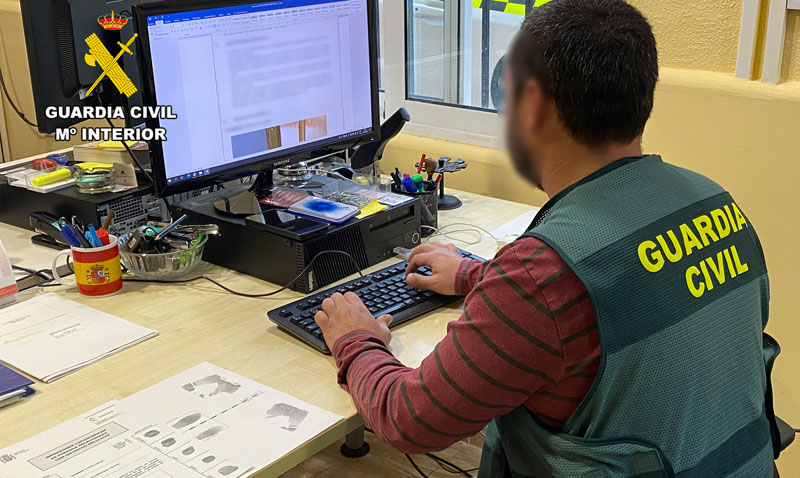 Un agente durante la instrucción de caso