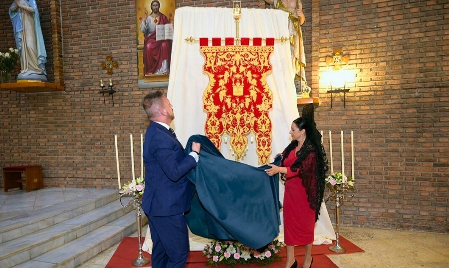 La Samaritana presenta su nuevo estandarte, obra del maestro cordobés Antonio Villar