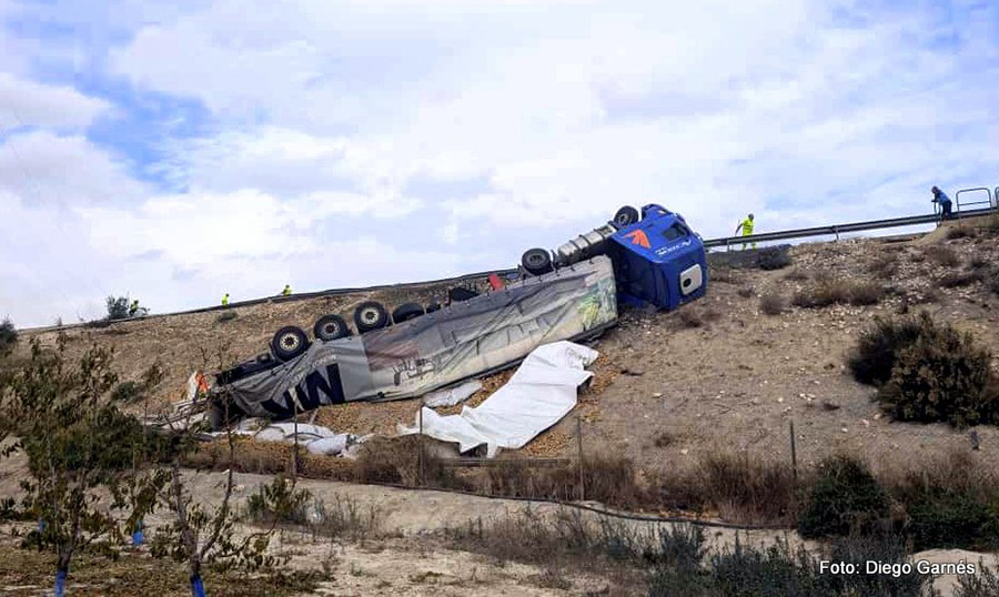 El reventón de una rueda provoca el vuelco de un camión cargado de patatas en Cieza