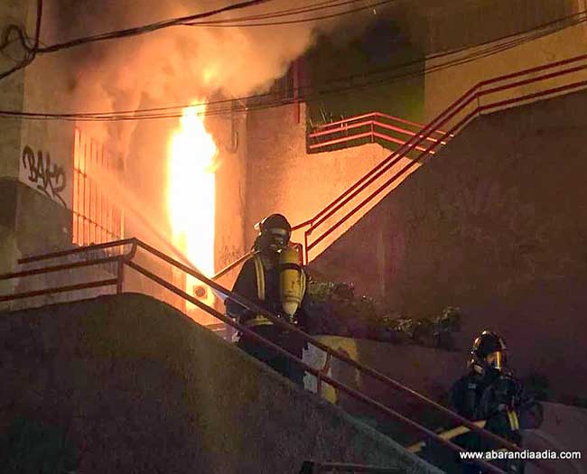 Los bomberos, anoche, en plena actuación
