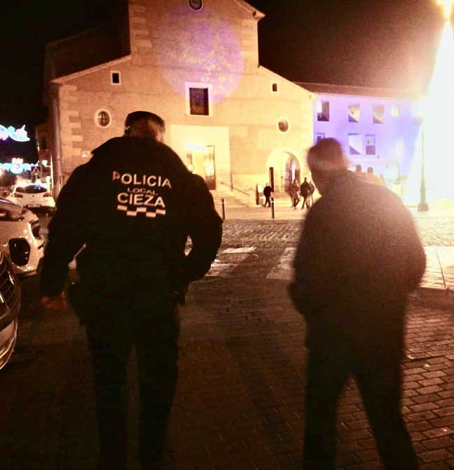 El anciano junto a un agente de la PL de Cieza