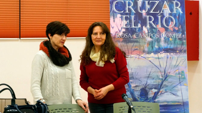 La escritora, (d), junto a Ana Torres en el acto de esta tarde