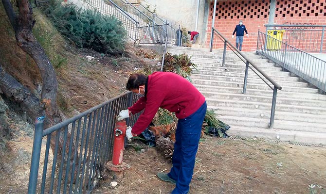 Uno de los trabajadores en plena actuación