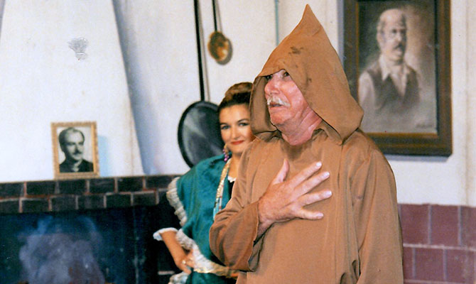 José Antonio junto a Esmeralda Ramos en una representación de 'El cantar del arriero'