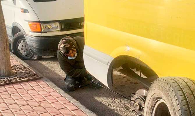 Uno de los afectados intenta cambiar la rueda