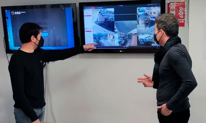 El concejal de Seguridad Ciudadana junto al acalde visionan las imágenes