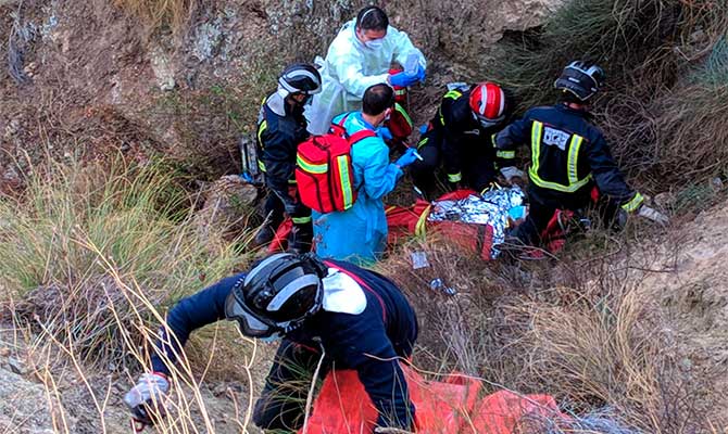 Efectivos de Emergencias junto al herido