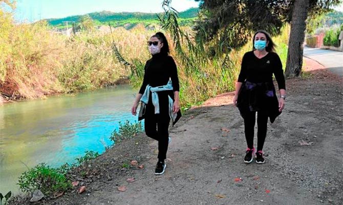Dos senderistas paseando a orillas del Segura (Imagen: Claudio Caballero)