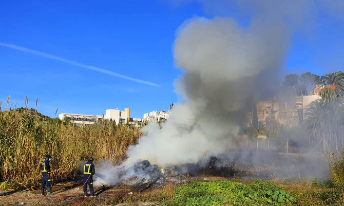 Bomberos durante la extinción