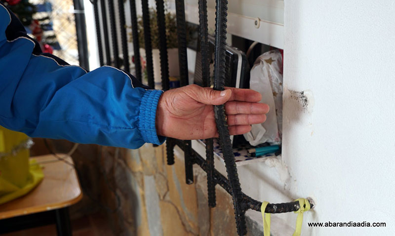 Una de los rejas dañadas