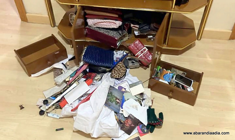 Cajones por los suelos en una de las casas asaltadas