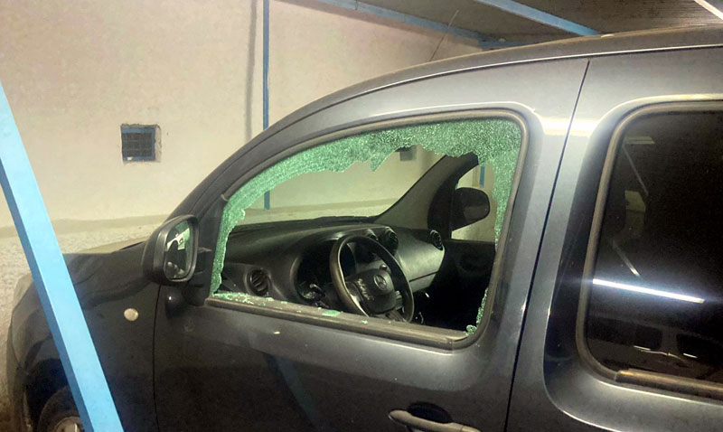 Cristal roto en uno de los vehículos asaltados