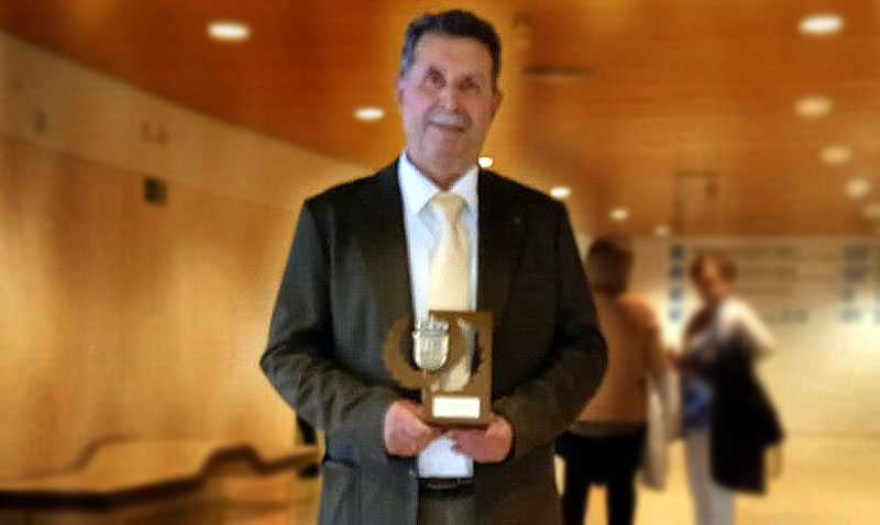 El doctor Gómez con su galardón