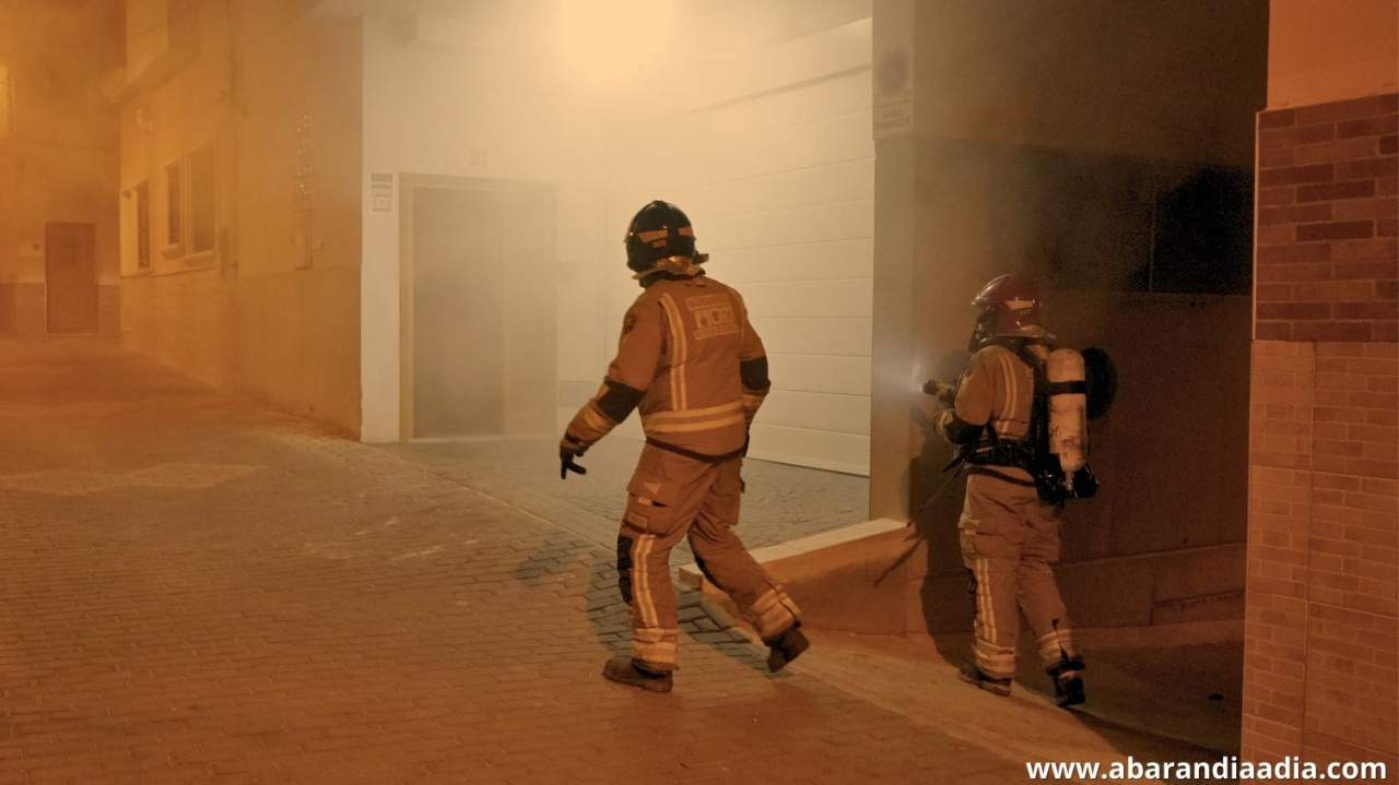 Efectivos de emergencia movilizados por un incendio declarado en una vivienda de Abarán