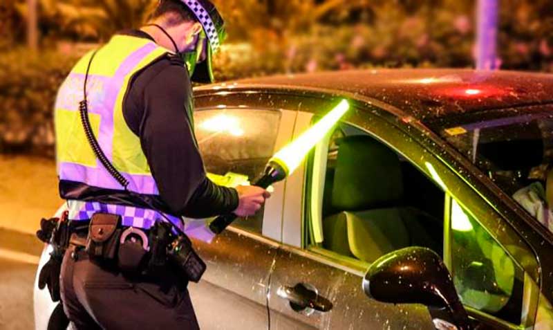 Un agente en un control policial  /  Imagen obtenida de Internet
