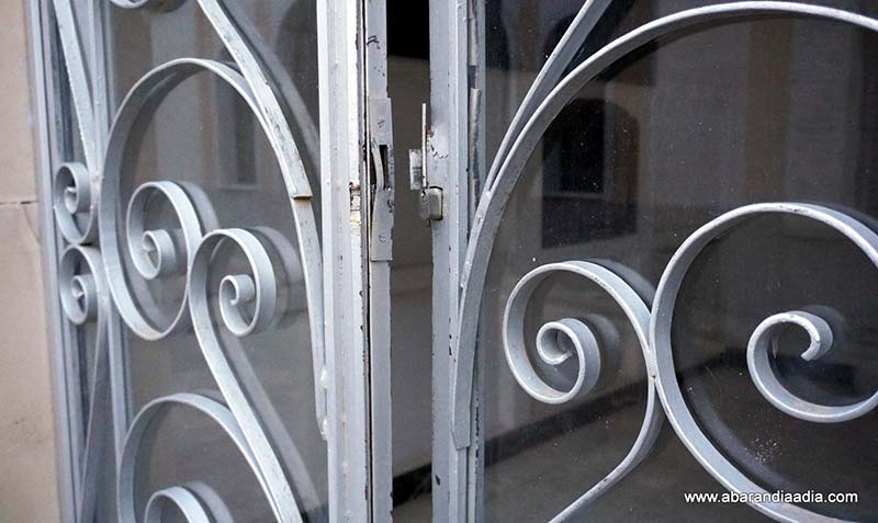 Puerta forzada de uno de los panteones asaltados