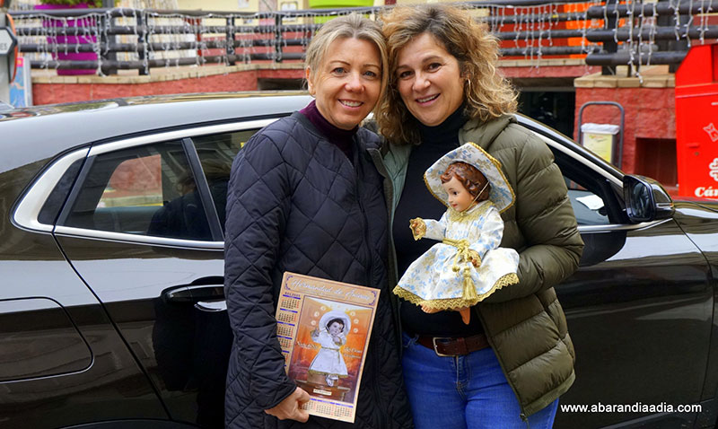 Ana y Carmen con la imagen que visitará los hospitales de Murcia