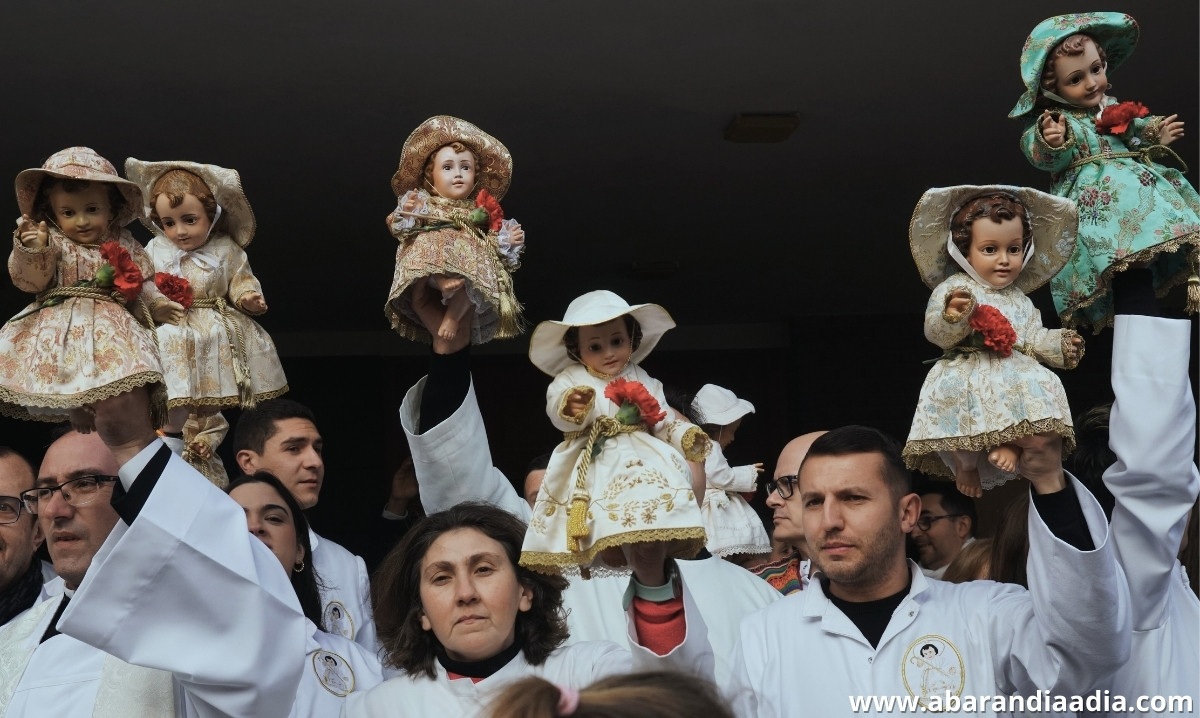 Salida de los Niños desde la iglesia de San Juan Bautista
