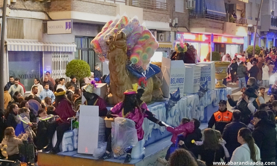 Los Reyes Magos de Oriente recorrieron las calles de Abarán repartiendo ilusión y regalos
