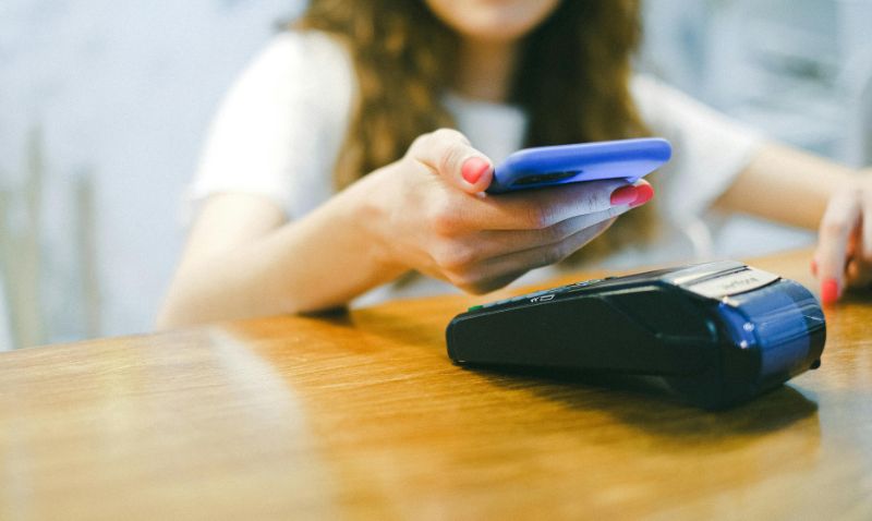 Abarán impulsa la formación digital con un taller de uso del móvil para amas de casa