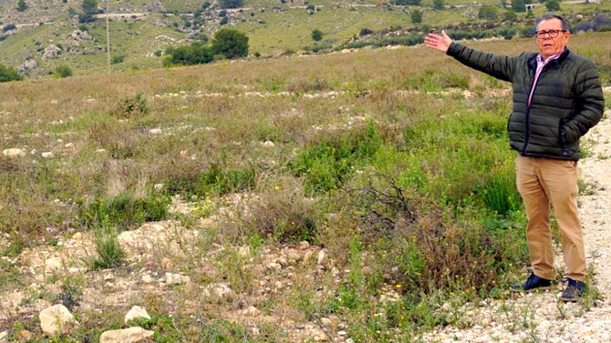 El presidente de los regantes junto a los terrenos