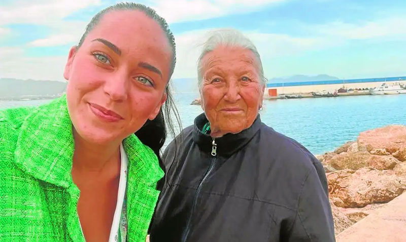 Matilde Gil con su nieta Lourdes