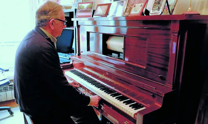 Pedro junto a la pianola en su casa de Madrid