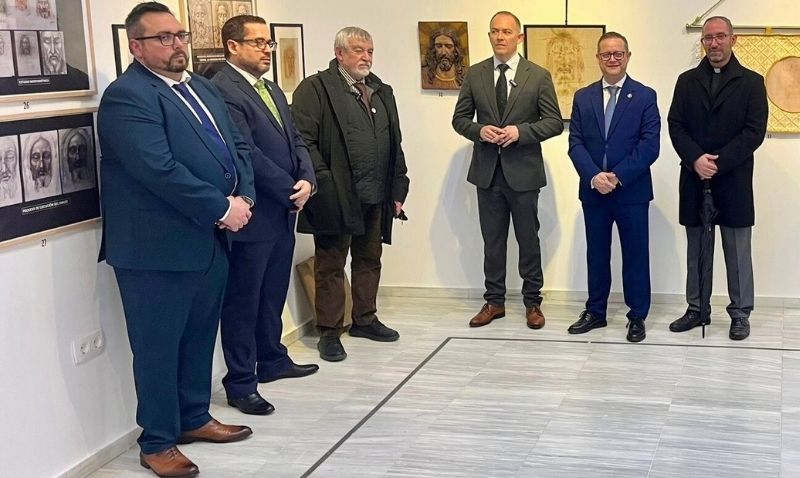 Juan Manuel Miñarro dona a Abarán un relieve escultórico de la Santa Faz