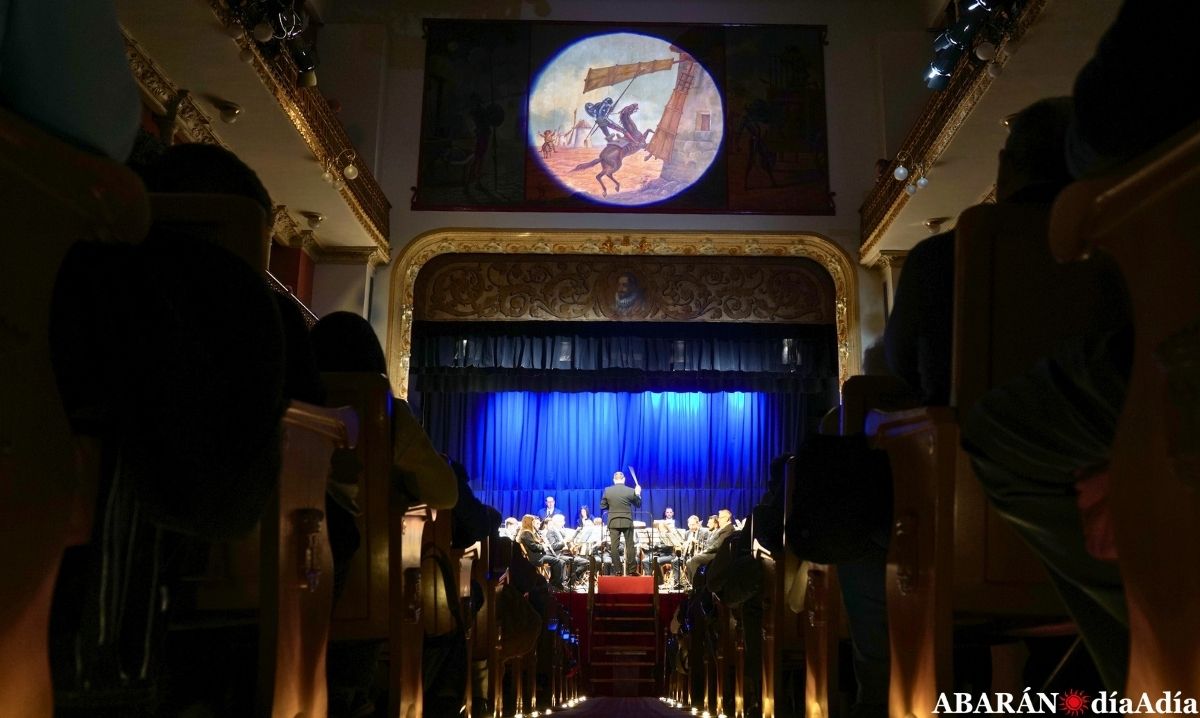 El Cervantenario de Abarán alzó el telón con la Banda Primitiva de Llíria y un llenazo histórico