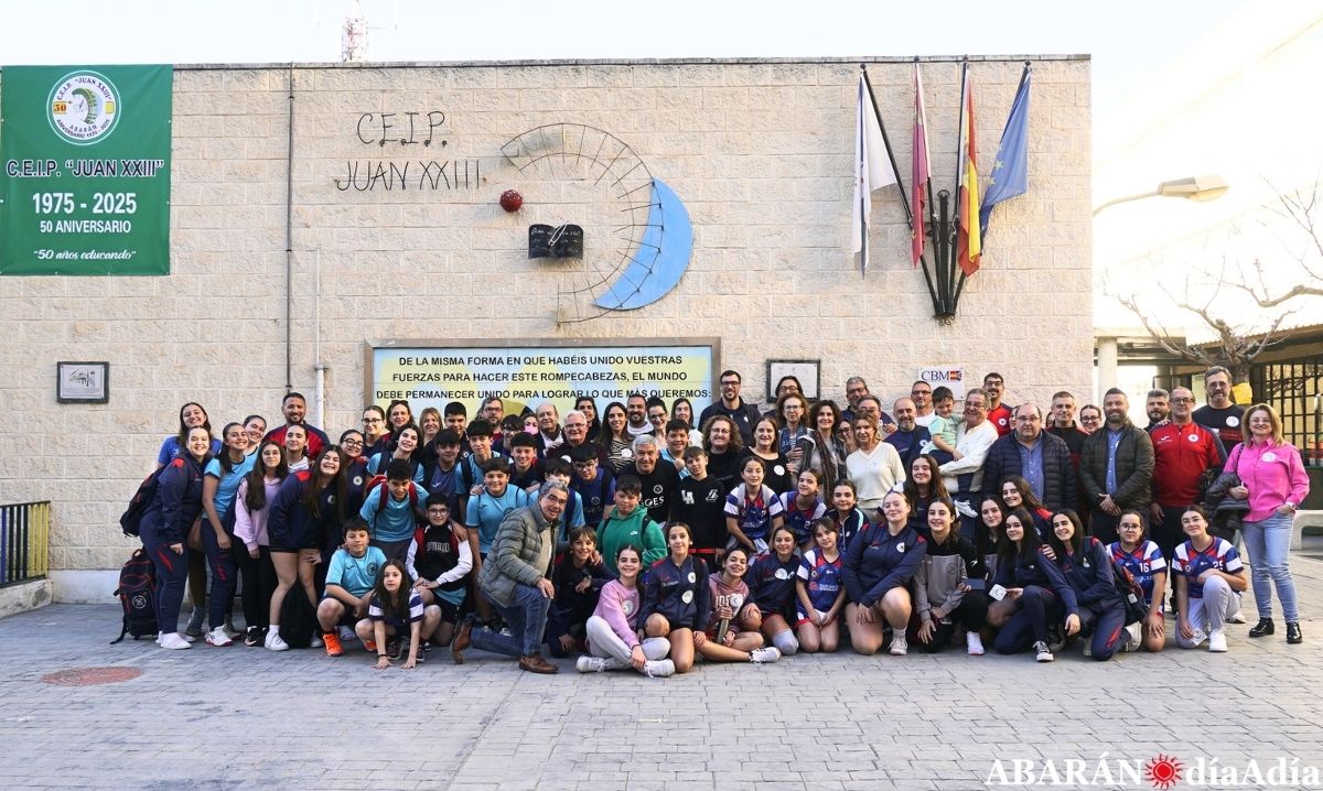 Gedeón Guardiola se suma al 50 aniversario del CEIP Juan XXIII reuniendo a varias generaciones del balonmano abaranero