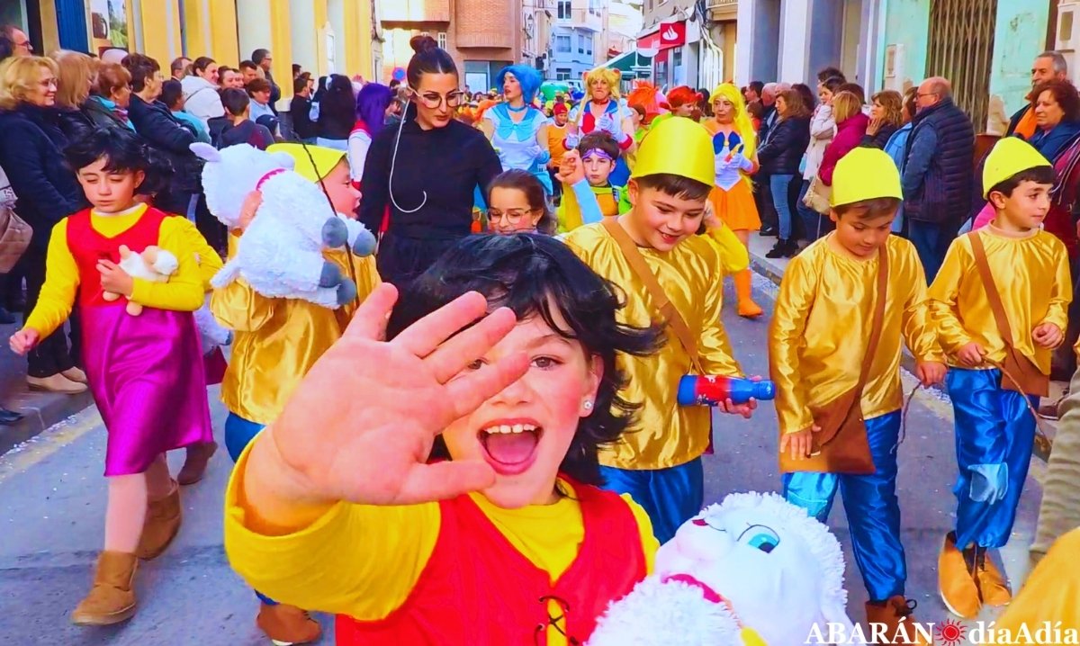 Abarán se llenó este lunes de color e ilusión con el desfile de Carnaval escolar