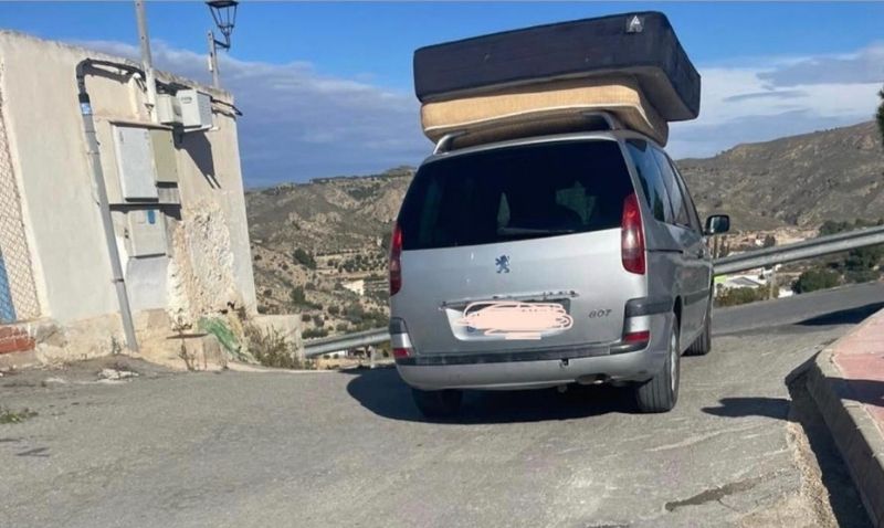 Sancionado por un vertido ilegal de enseres y transporte indebido de mercancías