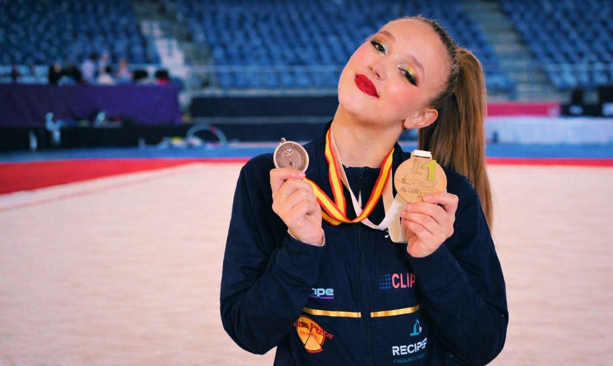 La gimnasta abaranera Marta Fernández inicia la temporada brillando sobre el tapiz en Almería con medallas de oro y bronce