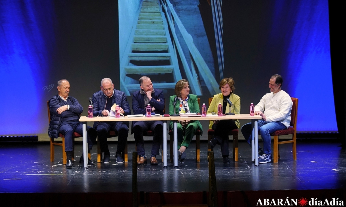 El Teatro Cervantes revivió su historia y rehabilitación en una emotiva mesa redonda