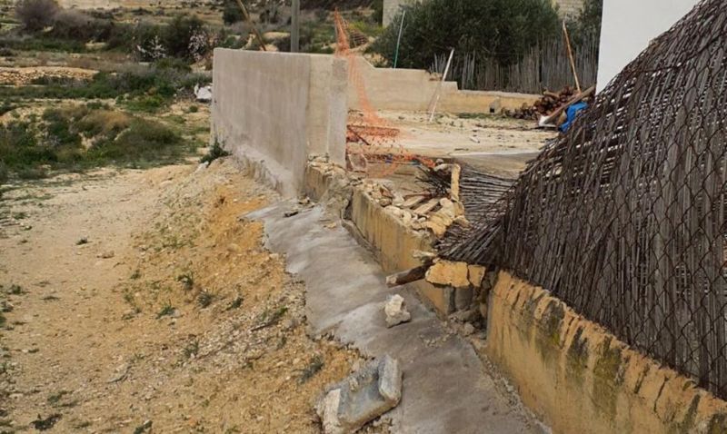 El viento y la crecida del río obligan a múltiples intervenciones de la Policía Local