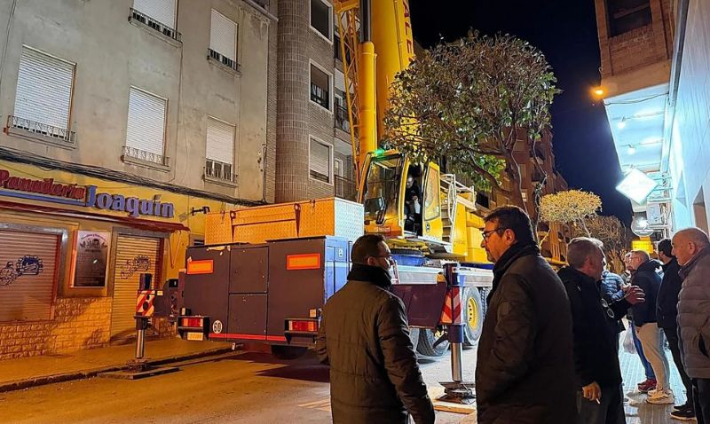 Continúa el desmontaje de la chimenea de 38 metros en Cieza tras desalojar a más de 100 vecinos