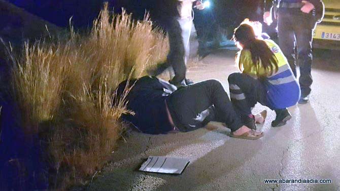 Personal m&eacute;dico atendiendo al herido