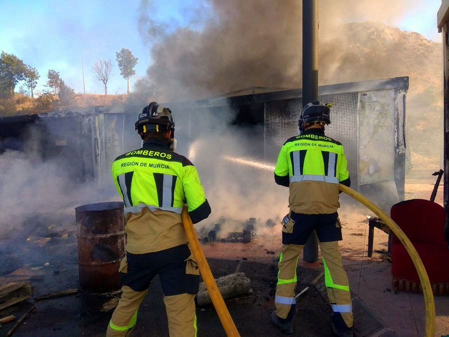Bomberos en plena extinción