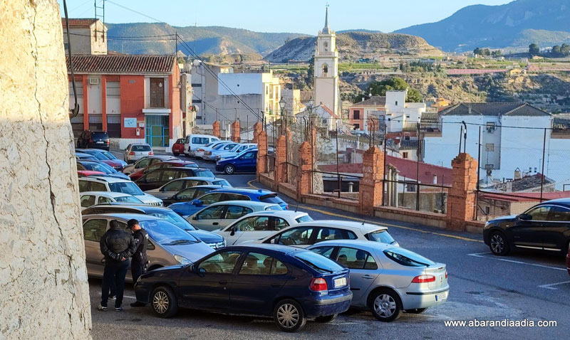 Un agente en el lugar de los hechos junto al propietario de uno de los vehículos dañados