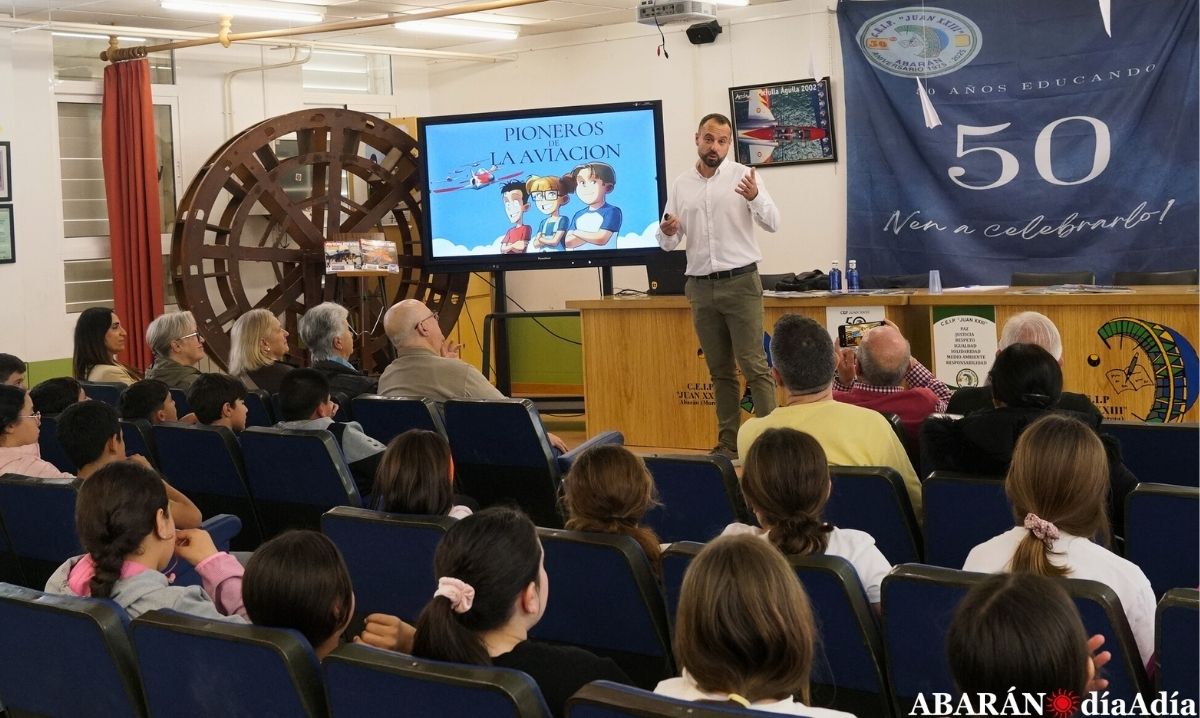 Carmelo Gómez comparte su experiencia como 'Pionero de la aviación' en el 50 aniversario del Colegio Juan XXIII