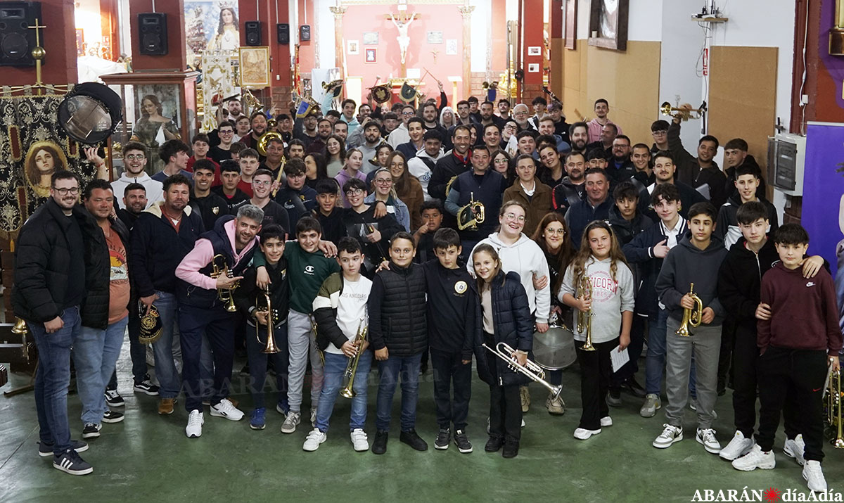 Más de 120 integrantes de las bandas de TT y CC de Abarán juntos en hermandad
